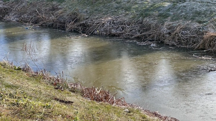 Eskişehir Porsuk Çayı buz tuttu, hava eksi 4 dereceye düştü