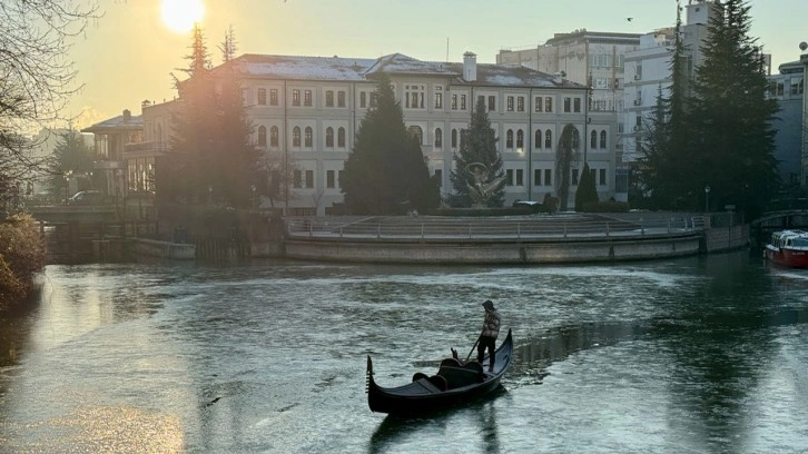 Eskişehir'de Porsuk Çayı'nın yüzeyi buz tuttu!