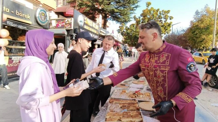 Esnaftan gönülleri fetheden hareket! 250 kilo böreği öğrencilere ücretsiz dağıttı