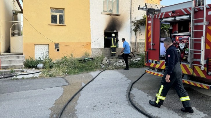 Ev sahibine sinirlenen kiracı oturduğu evi ateşe verdi