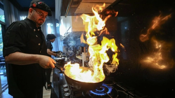 Evinde verdiği 'pahalı' yemek davetleriyle lösemili çocuklara umut oluyor