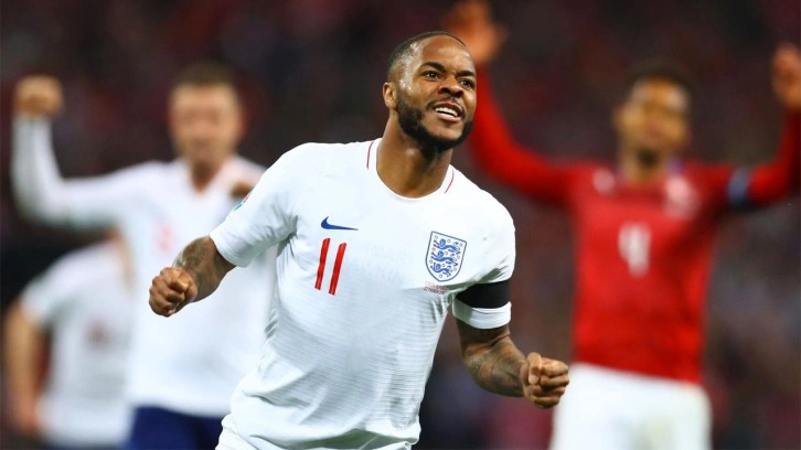 Evine silahlı saldırgan giren İngiliz futbolcu Raheem Sterling Londra'ya döndü