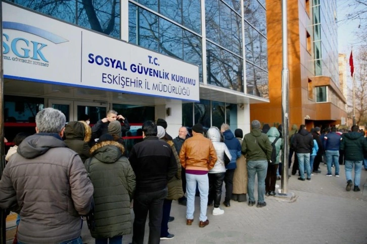 EYT mesaisi yapan SGK çalışanlarına 3 ay fazla mesai ücreti verilecek