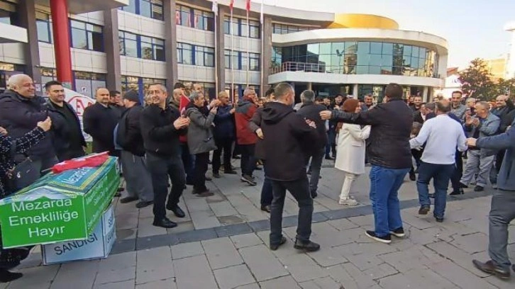 EYT’liler önce tabut parçaladı sonra halay çekti