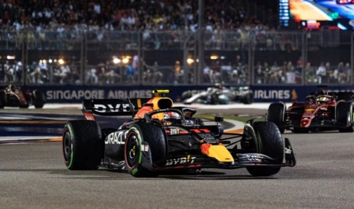 F1 Singapur Grand Prix'sini Sergio Perez kazandı