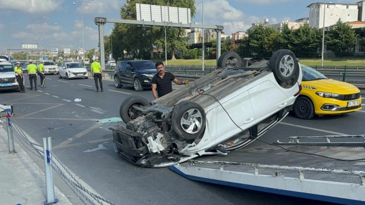 Fatih'te korkutan kaza: Bariyerlere çarpıp, takla attı