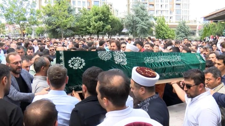 Fatih'te öldürülen öğretmen son yolculuğuna uğurlandı