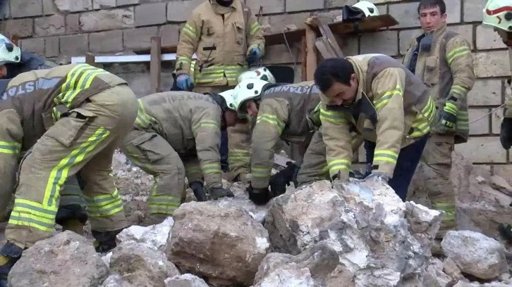 Fatih'te sağanak yağış nedeniyle surlarda çökme oldu