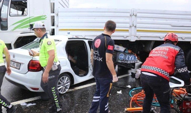 Feci kaza: Otomobil, yan dönen kamyona ok gibi saplandı