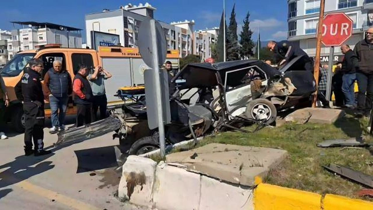 Feci kaza: Tofaş kağıt gibi ezildi! 1 kişi hayatını kaybetti!