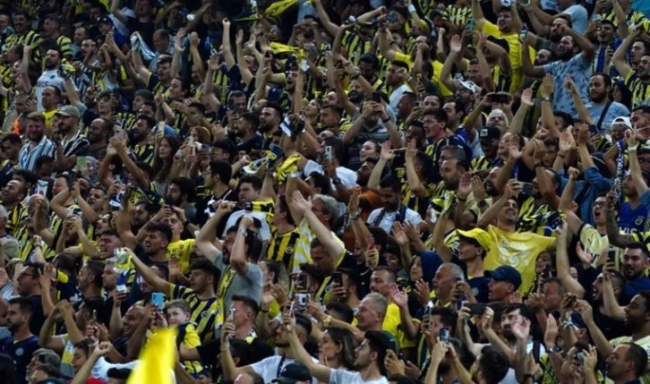 Fenerbahçe tribünlerinden sanatçı Gülşen'e destek!