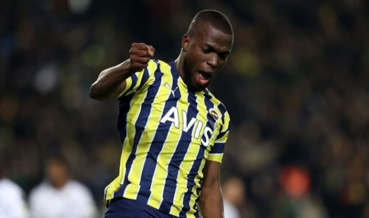 Fenerbahçe'de sakatlanan Enner Valencia, ambulansla oyundan çıktı!