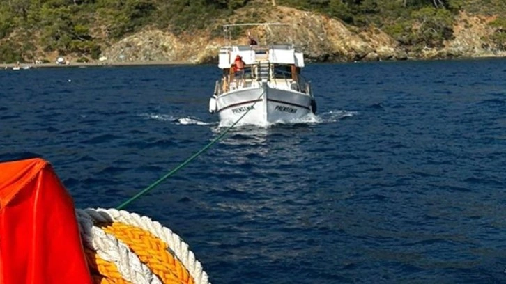 Fethiye açıklarında sürüklenen tekne kurtarıldı