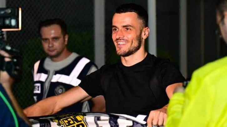 Filip Kostic resmen Fenerbahçe'de! İstanbul'a geldi