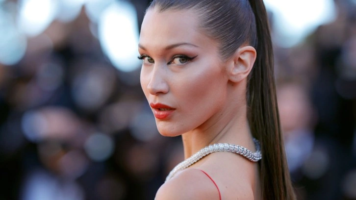 Filistinli model Bella Hadid cüretkar pozlarıyla nefesleri kesti. Deniz kenarında çıplak poz verdi