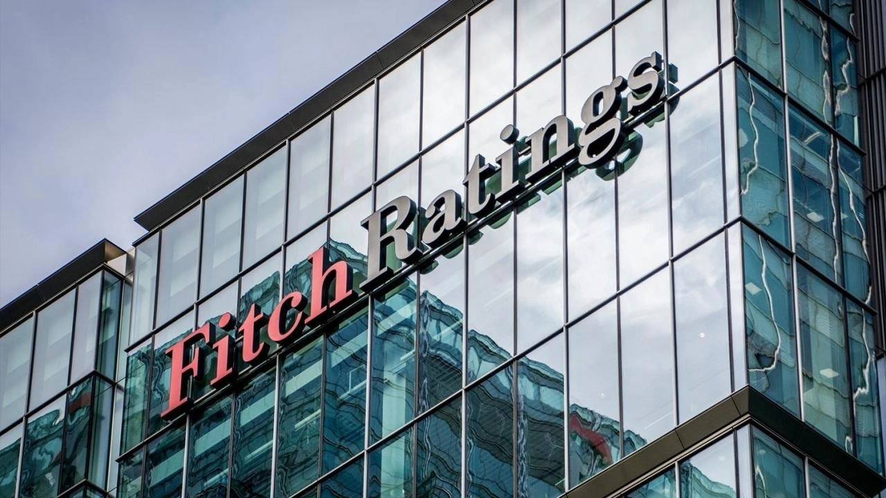 Fitch: Türk bankalarının görünümü risklere rağmen iyileşiyor