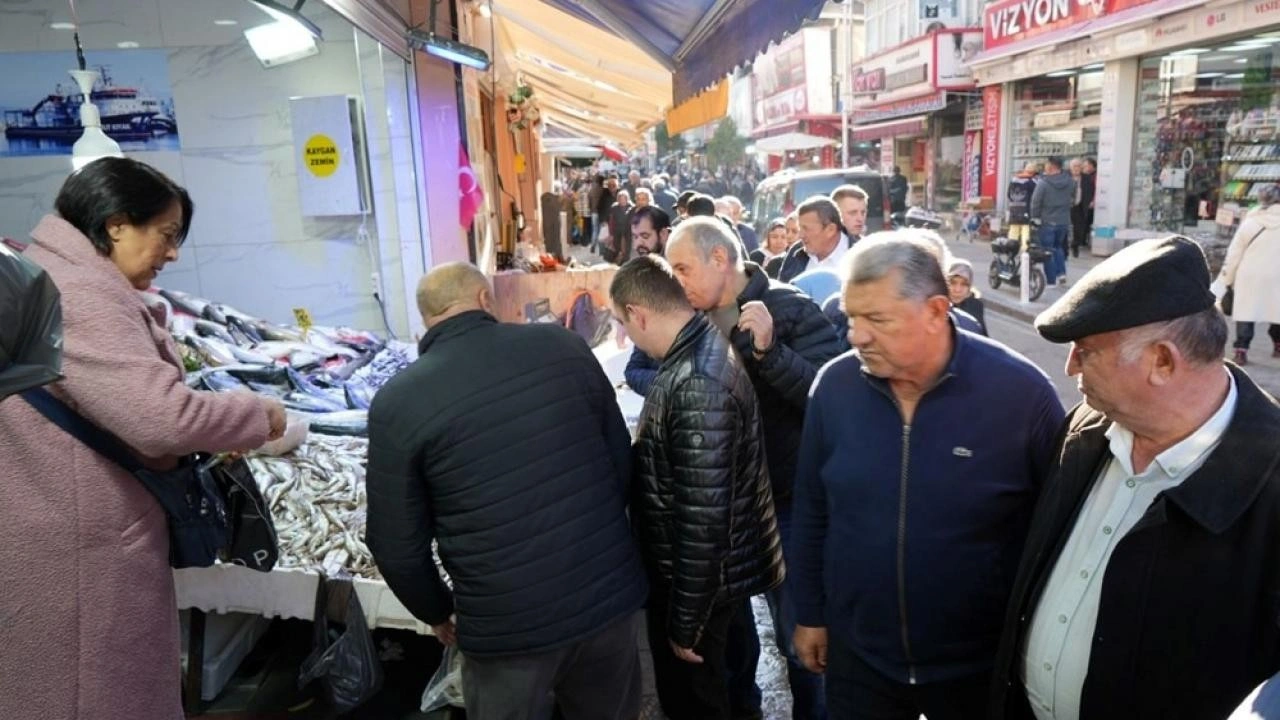 Fiyatı düşen hamsi kapış kapış satılıyor