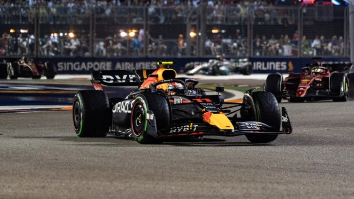 Formula 1'de nefes kesen yarış! Singapur Grand Prix'sinde zafer Sergio Perez'in!