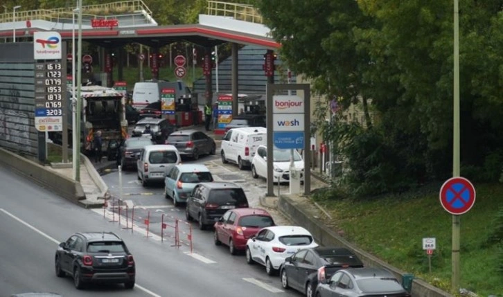 Fransa'da 'günlük hayatı felç eden' akaryakıt grevlerine devam kararı çıktı