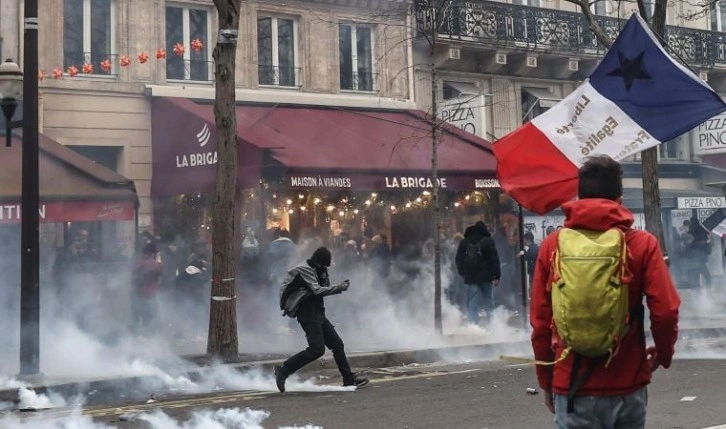 Fransa’da hükümet, ikinci Macron döneminin en büyük siyasi krizinden çıkış yolu arıyor