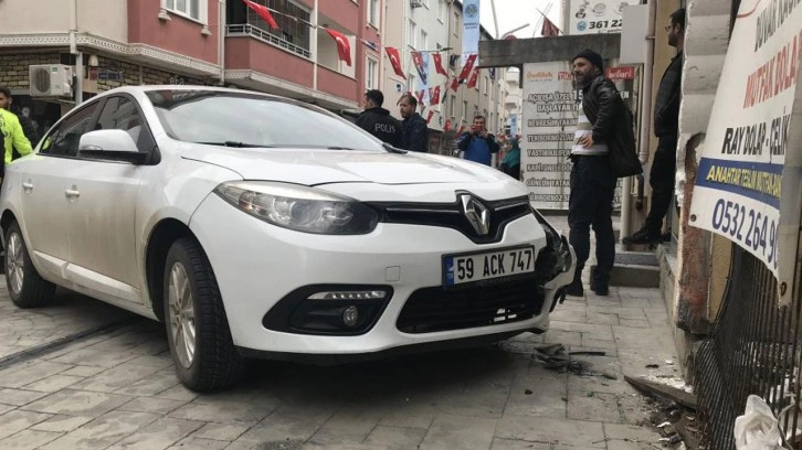 Fren yerine gaza bastı dehşet saçtı! 2 kişiyi duvara sıkıştırdı