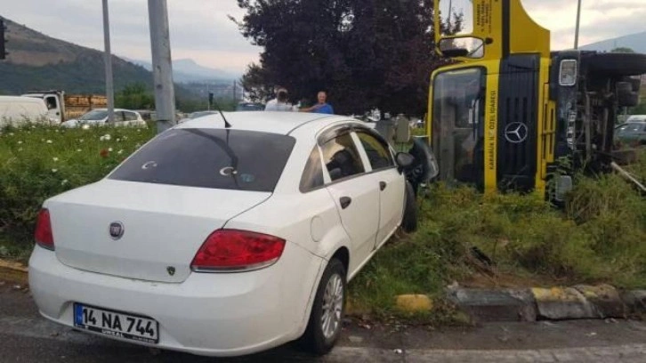 Freni boşalan asfalt kamyonu otomobile çarpıp devrildi: 6 yaralı