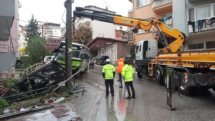 Freni boşalan otobüs eve daldı