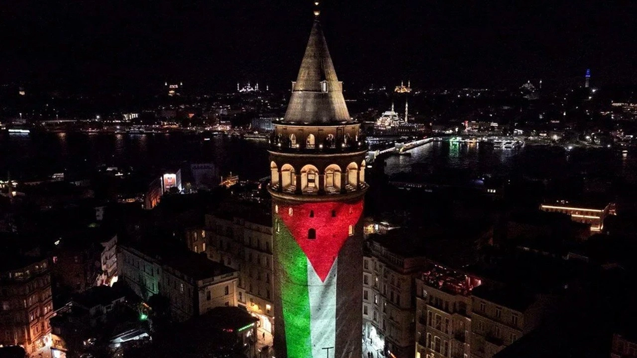 Galata Kulesi’ne Filistin bayrağı yansıtıldı