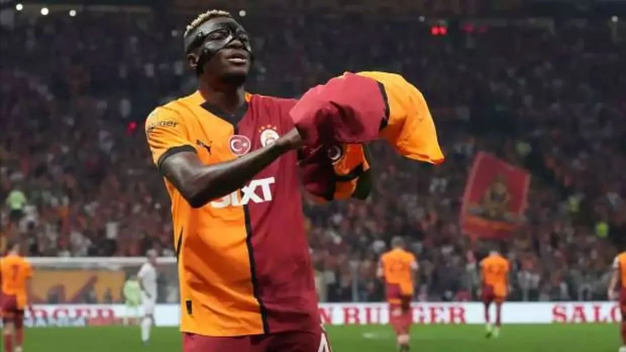 Galatasaray'da Osimhen, yaşadığı sakatlık sonrası maça devam edemedi