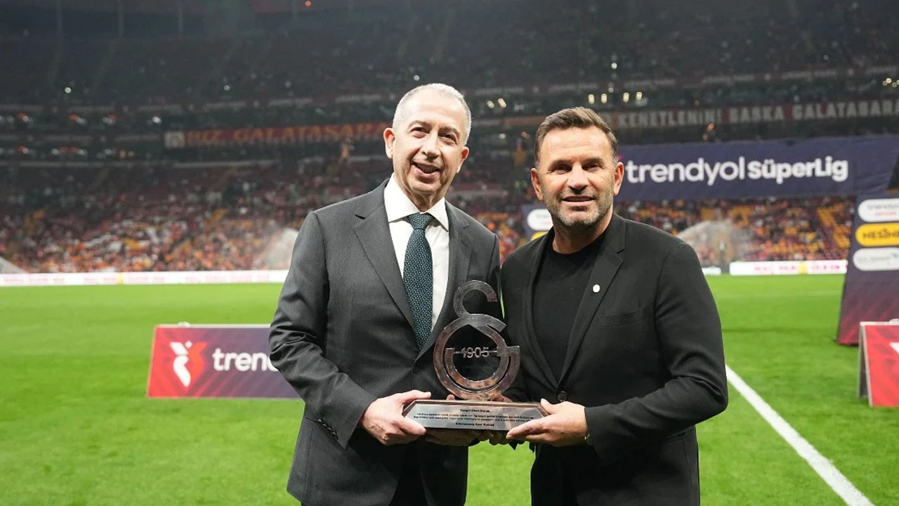 Galatasaray'dan Okan Buruk'a plaket