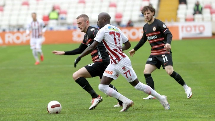 Gaziantep FK, Sivasspor karşısında! İlk yarıda 4 gol atıldı!