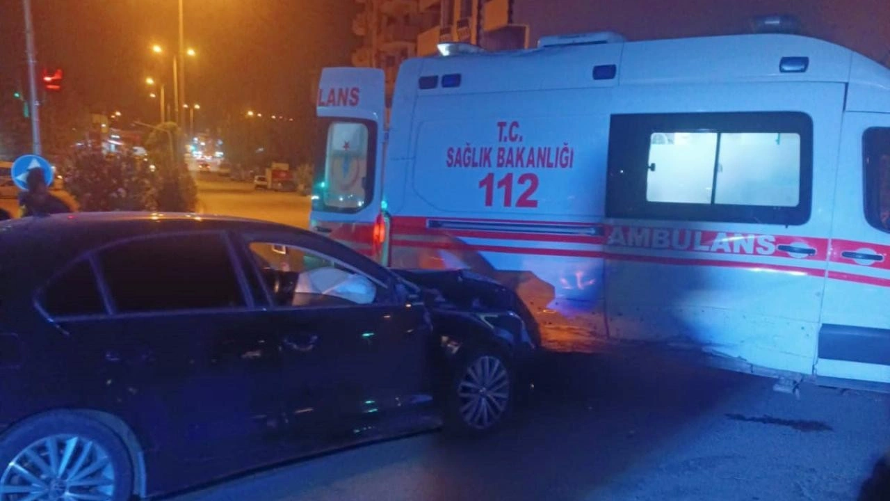 Gaziantep’te, ambulans ile otomobil çarpıştı: 2 yaralı