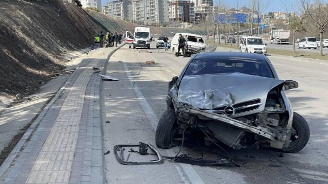 Gaziantep'te otomobil, minibüse çarptı: 1 ölü, 3 yaralı