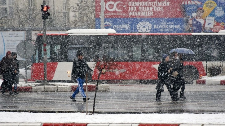 Gaziantep ve Malatya'da kar yağışı etkili oluyor