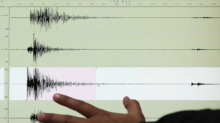 Gece saatlerinde panik yaratan deprem! Fena sallandı