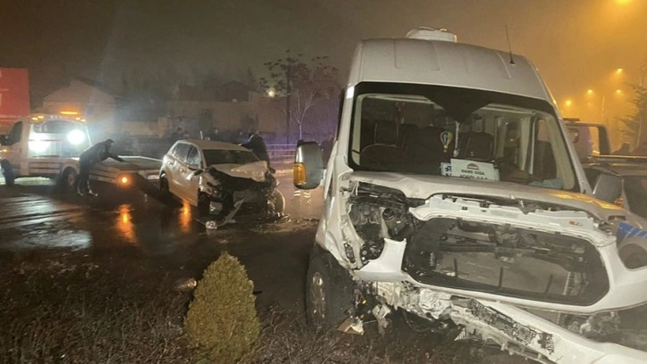 Gece yarısı korkunç kaza! İşçi servisiyle otomobil çarpıştı yaralılar var