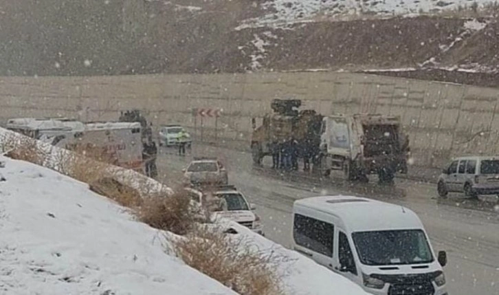 Göçmenlerin bulunduğu minibüsün sürücüsü 'dur' ihtarına uymayıp, kaza yaptı: 2 ölü, 6 yara