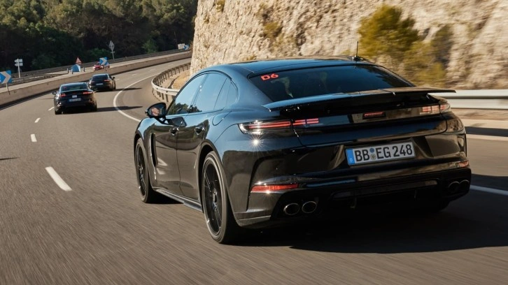 Gören uçak sanıyor: Porsche, yeni Panamera'yı ilk kez gösterdi!