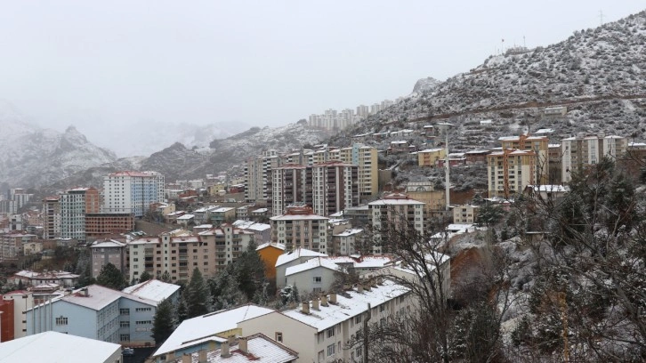 Gümüşhane kent merkezinde mevsimin ilk kar yağışı gerçekleşti