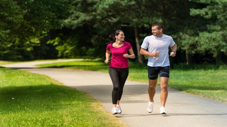 Günde 5 kilometre yürümenin mücizevi 5 faydasını öğrenince kendinizi yollara vuracaksınız!