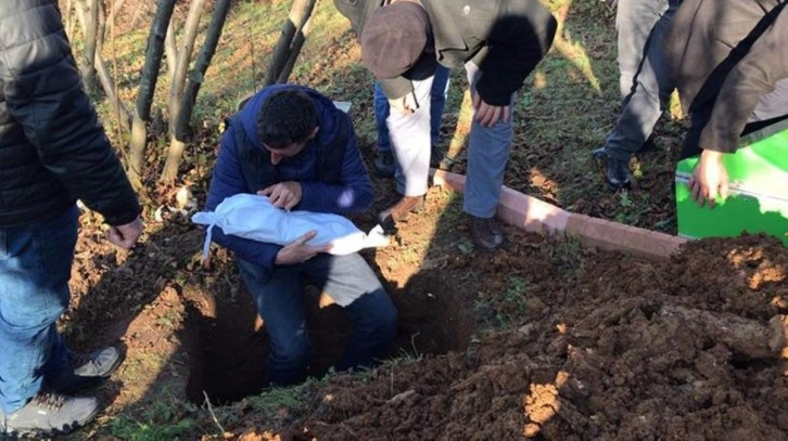 Günün acı en acı haberi! 8 aylık oğlunun kefenini çözüp son kez sevdi