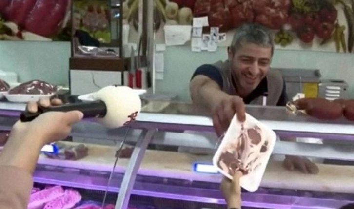 Habertürk'te 'karne hediyesi et' haberini yapan muhabir Fatmanur Boylu'nun görev