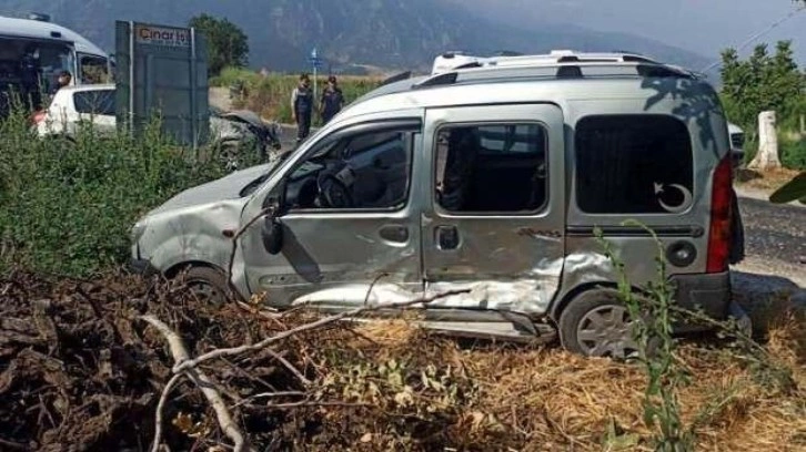 Hafif ticari araçlar çarpıştı: 3'ü çocuk, 10 yaralı