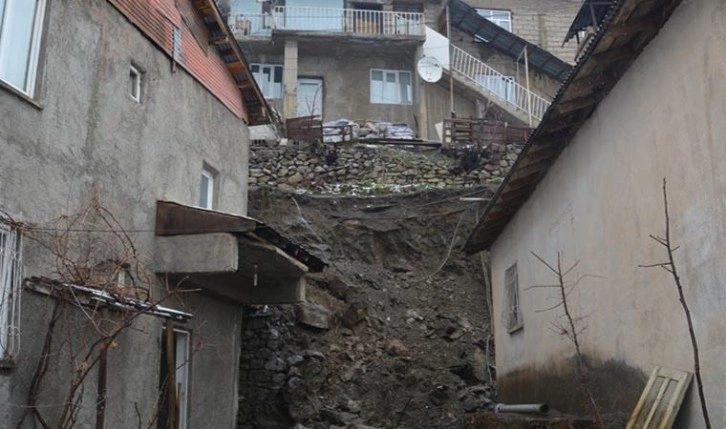 Hakkâri'de heyelan tehlikesi: 3 ev tahliye edildi