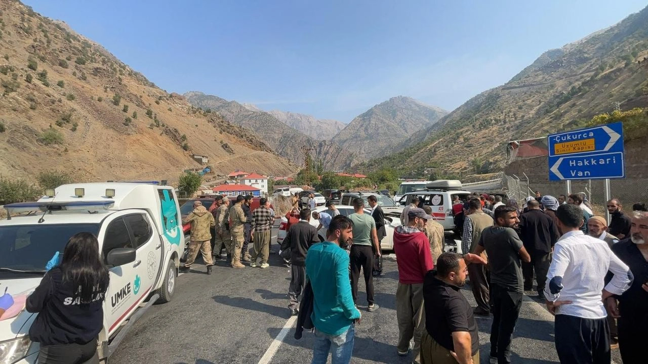 Hakkari'de feci kaza: Kafa kafaya çarpıştılar, yaralılar var!