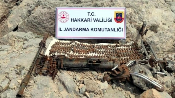 Hakkari kırsalında çok sayıda silah ve mühimmat ele geçirildi