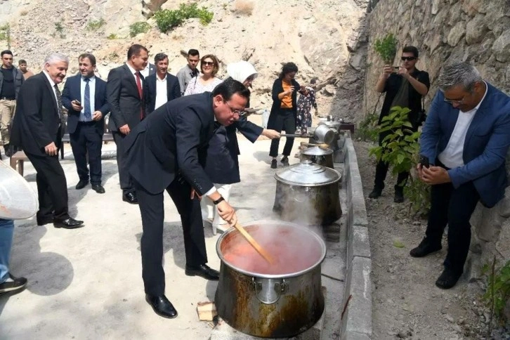 Hakkari yerel haberi... Bakan Yardımcısı Gizligider Hakkari'de üretici kadınlarla salça yaptı