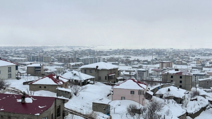 Hakkari’de 10 köy ve 32 mezra yolu ulaşıma kapandı