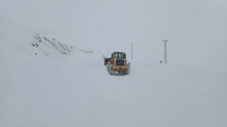 Hakkari'de 13 yerleşim yerinin yolu ulaşıma kapandı