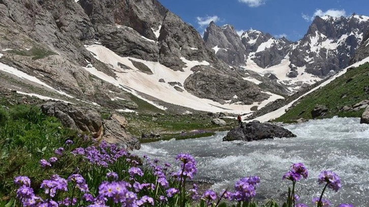 Hakkari'de Cilo buzullarının erimesi sonucu buzul gölü genişledi!